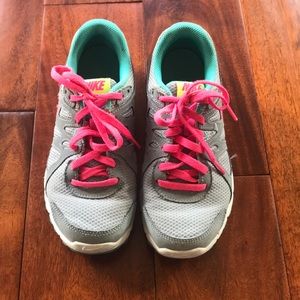 Nike Revolution 2 Girls Sneakers!